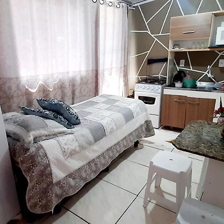 KITNET 01 em TORRES-RS - MELHOR CUSTO BENEFICIO na mais bela praia Gaúcha - cozinha - banheiro - ar condicionado - Smart TV 32' Android Apps Youtube - Netflix - Prime Vídeo e Wi-Fi - Estacionamento - Acomoda até 4 pessoas - Anfitriã Superhost no BnB Exterior foto