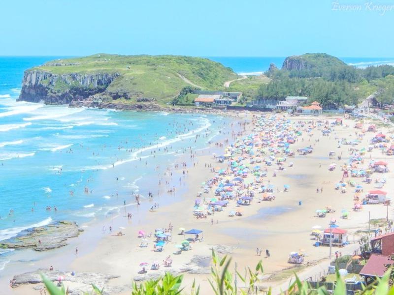 KITNET 01 em TORRES-RS - MELHOR CUSTO BENEFICIO na mais bela praia Gaúcha - cozinha - banheiro - ar condicionado - Smart TV 32' Android Apps Youtube - Netflix - Prime Vídeo e Wi-Fi - Estacionamento - Acomoda até 4 pessoas - Anfitriã Superhost no BnB Exterior foto