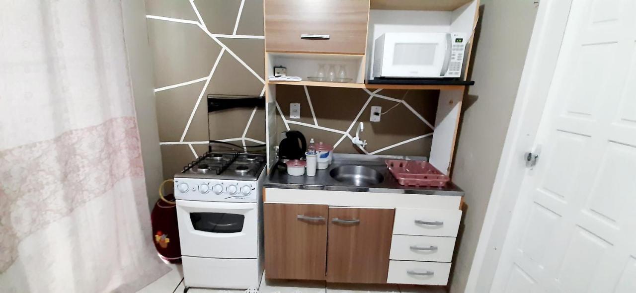KITNET 01 em TORRES-RS - MELHOR CUSTO BENEFICIO na mais bela praia Gaúcha - cozinha - banheiro - ar condicionado - Smart TV 32' Android Apps Youtube - Netflix - Prime Vídeo e Wi-Fi - Estacionamento - Acomoda até 4 pessoas - Anfitriã Superhost no BnB Exterior foto
