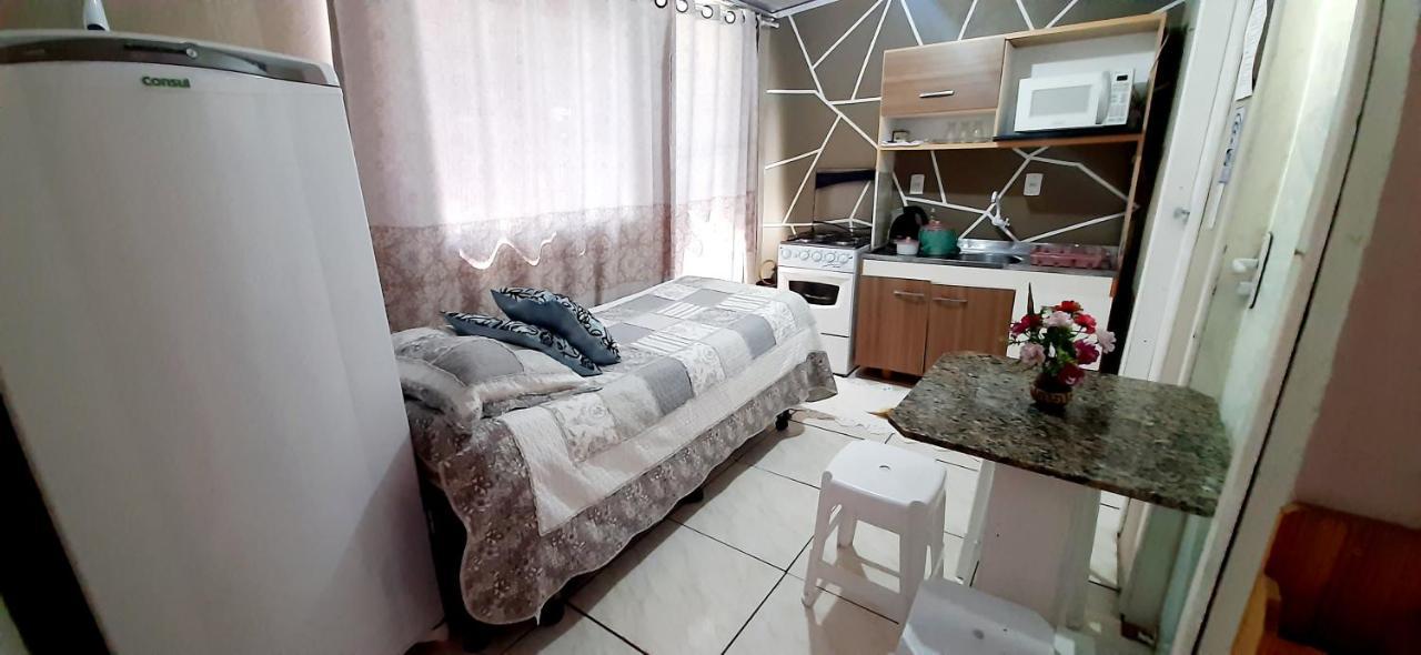 KITNET 01 em TORRES-RS - MELHOR CUSTO BENEFICIO na mais bela praia Gaúcha - cozinha - banheiro - ar condicionado - Smart TV 32' Android Apps Youtube - Netflix - Prime Vídeo e Wi-Fi - Estacionamento - Acomoda até 4 pessoas - Anfitriã Superhost no BnB Exterior foto