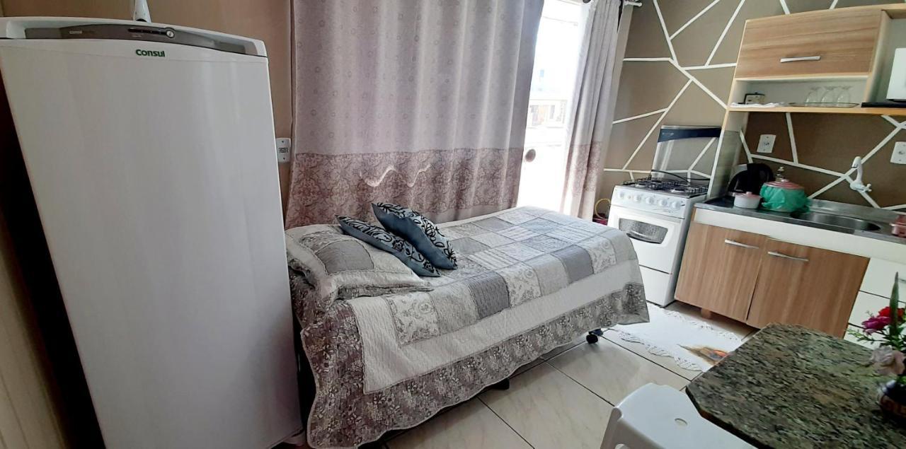 KITNET 01 em TORRES-RS - MELHOR CUSTO BENEFICIO na mais bela praia Gaúcha - cozinha - banheiro - ar condicionado - Smart TV 32' Android Apps Youtube - Netflix - Prime Vídeo e Wi-Fi - Estacionamento - Acomoda até 4 pessoas - Anfitriã Superhost no BnB Exterior foto