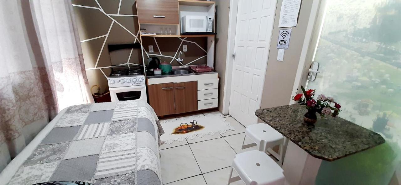 KITNET 01 em TORRES-RS - MELHOR CUSTO BENEFICIO na mais bela praia Gaúcha - cozinha - banheiro - ar condicionado - Smart TV 32' Android Apps Youtube - Netflix - Prime Vídeo e Wi-Fi - Estacionamento - Acomoda até 4 pessoas - Anfitriã Superhost no BnB Exterior foto
