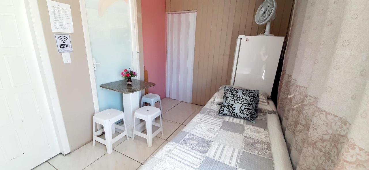 KITNET 01 em TORRES-RS - MELHOR CUSTO BENEFICIO na mais bela praia Gaúcha - cozinha - banheiro - ar condicionado - Smart TV 32' Android Apps Youtube - Netflix - Prime Vídeo e Wi-Fi - Estacionamento - Acomoda até 4 pessoas - Anfitriã Superhost no BnB Exterior foto