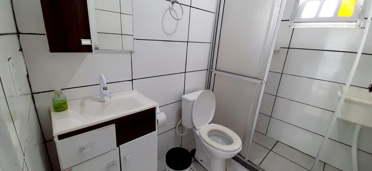 KITNET 01 em TORRES-RS - MELHOR CUSTO BENEFICIO na mais bela praia Gaúcha - cozinha - banheiro - ar condicionado - Smart TV 32' Android Apps Youtube - Netflix - Prime Vídeo e Wi-Fi - Estacionamento - Acomoda até 4 pessoas - Anfitriã Superhost no BnB Exterior foto