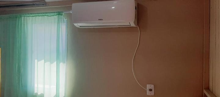 KITNET 01 em TORRES-RS - MELHOR CUSTO BENEFICIO na mais bela praia Gaúcha - cozinha - banheiro - ar condicionado - Smart TV 32' Android Apps Youtube - Netflix - Prime Vídeo e Wi-Fi - Estacionamento - Acomoda até 4 pessoas - Anfitriã Superhost no BnB Exterior foto
