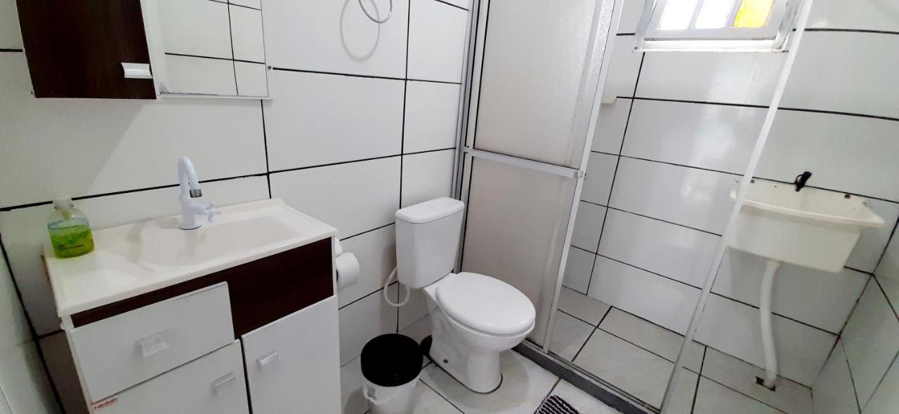 KITNET 01 em TORRES-RS - MELHOR CUSTO BENEFICIO na mais bela praia Gaúcha - cozinha - banheiro - ar condicionado - Smart TV 32' Android Apps Youtube - Netflix - Prime Vídeo e Wi-Fi - Estacionamento - Acomoda até 4 pessoas - Anfitriã Superhost no BnB Exterior foto