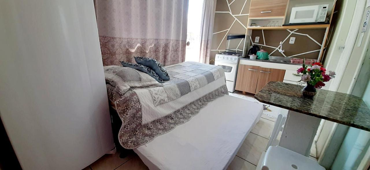 KITNET 01 em TORRES-RS - MELHOR CUSTO BENEFICIO na mais bela praia Gaúcha - cozinha - banheiro - ar condicionado - Smart TV 32' Android Apps Youtube - Netflix - Prime Vídeo e Wi-Fi - Estacionamento - Acomoda até 4 pessoas - Anfitriã Superhost no BnB Exterior foto