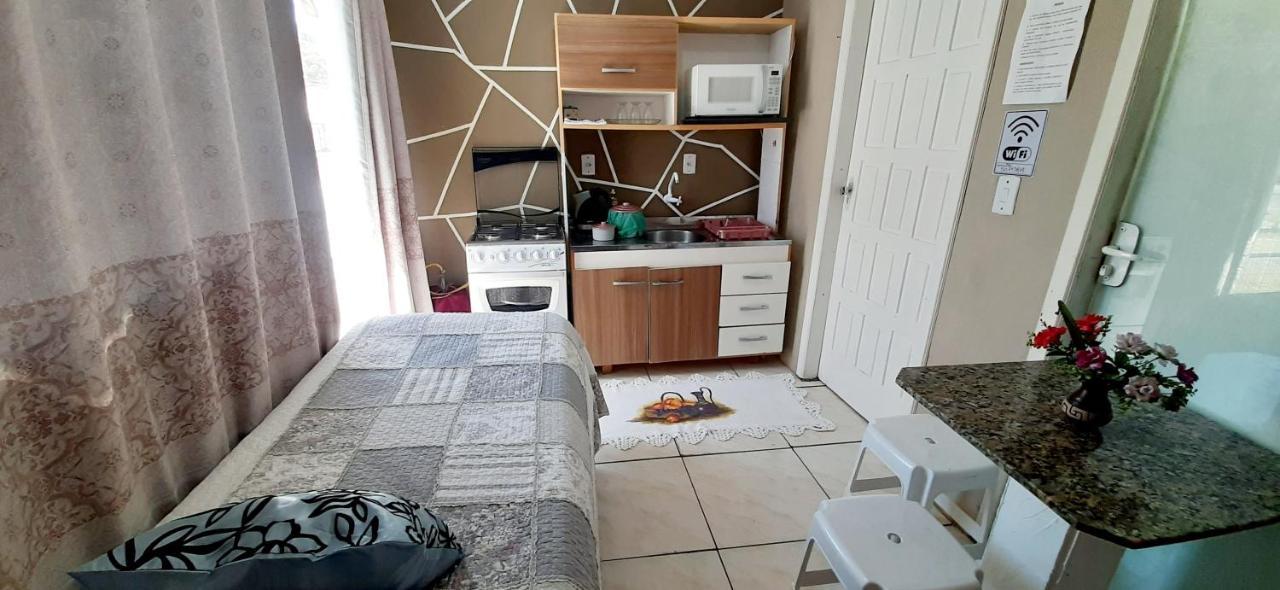 KITNET 01 em TORRES-RS - MELHOR CUSTO BENEFICIO na mais bela praia Gaúcha - cozinha - banheiro - ar condicionado - Smart TV 32' Android Apps Youtube - Netflix - Prime Vídeo e Wi-Fi - Estacionamento - Acomoda até 4 pessoas - Anfitriã Superhost no BnB Exterior foto