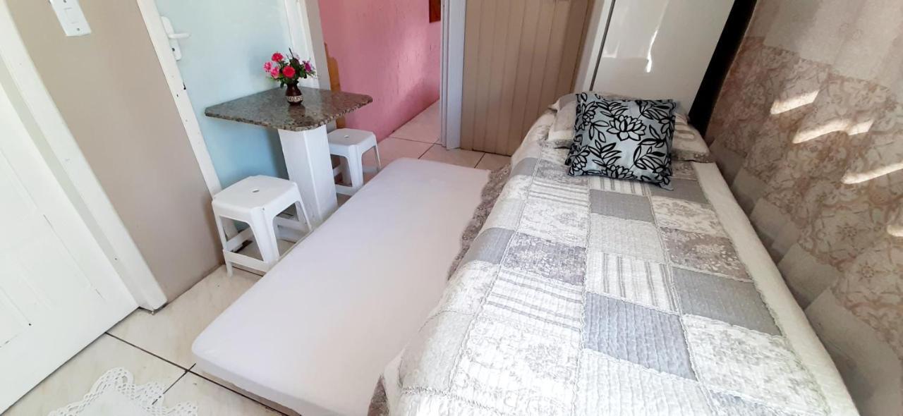 KITNET 01 em TORRES-RS - MELHOR CUSTO BENEFICIO na mais bela praia Gaúcha - cozinha - banheiro - ar condicionado - Smart TV 32' Android Apps Youtube - Netflix - Prime Vídeo e Wi-Fi - Estacionamento - Acomoda até 4 pessoas - Anfitriã Superhost no BnB Exterior foto