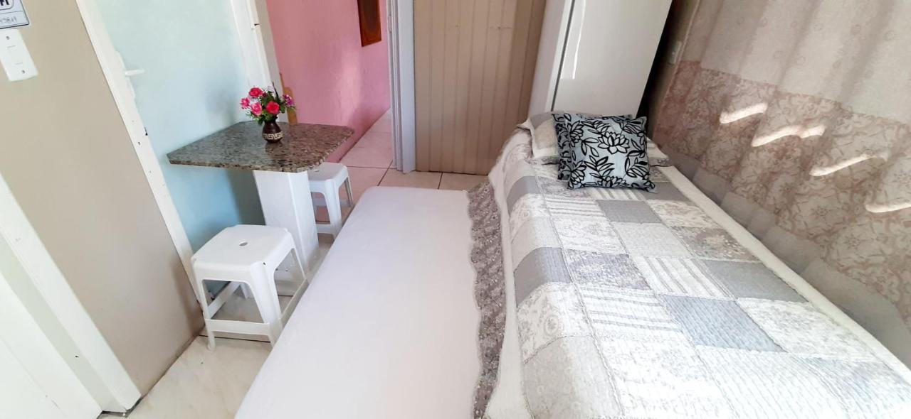 KITNET 01 em TORRES-RS - MELHOR CUSTO BENEFICIO na mais bela praia Gaúcha - cozinha - banheiro - ar condicionado - Smart TV 32' Android Apps Youtube - Netflix - Prime Vídeo e Wi-Fi - Estacionamento - Acomoda até 4 pessoas - Anfitriã Superhost no BnB Exterior foto