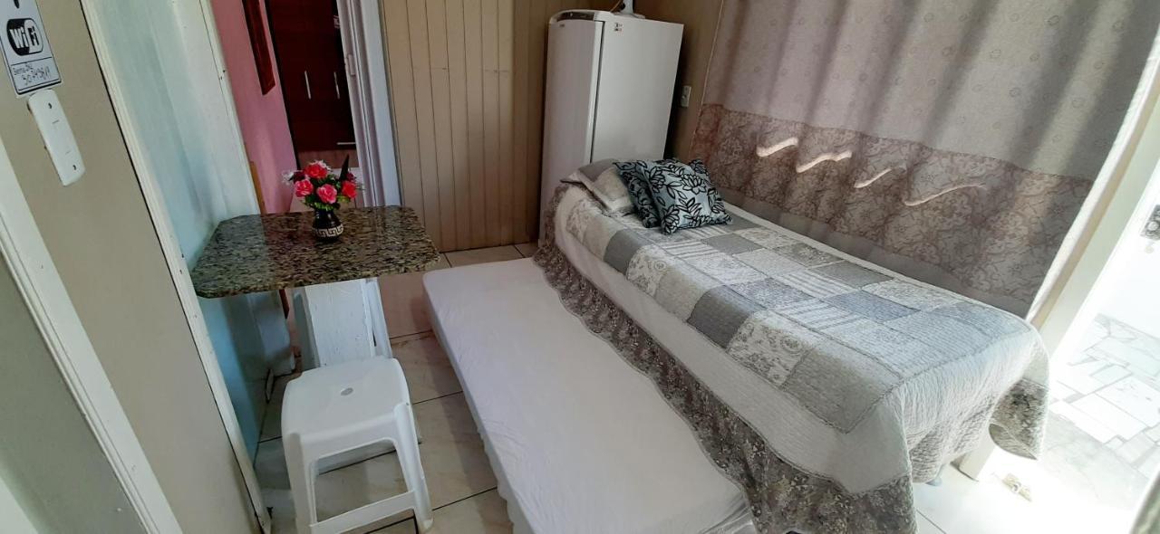 KITNET 01 em TORRES-RS - MELHOR CUSTO BENEFICIO na mais bela praia Gaúcha - cozinha - banheiro - ar condicionado - Smart TV 32' Android Apps Youtube - Netflix - Prime Vídeo e Wi-Fi - Estacionamento - Acomoda até 4 pessoas - Anfitriã Superhost no BnB Exterior foto
