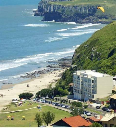 KITNET 01 em TORRES-RS - MELHOR CUSTO BENEFICIO na mais bela praia Gaúcha - cozinha - banheiro - ar condicionado - Smart TV 32' Android Apps Youtube - Netflix - Prime Vídeo e Wi-Fi - Estacionamento - Acomoda até 4 pessoas - Anfitriã Superhost no BnB Exterior foto