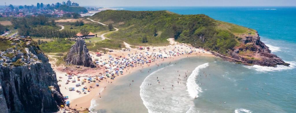 KITNET 01 em TORRES-RS - MELHOR CUSTO BENEFICIO na mais bela praia Gaúcha - cozinha - banheiro - ar condicionado - Smart TV 32' Android Apps Youtube - Netflix - Prime Vídeo e Wi-Fi - Estacionamento - Acomoda até 4 pessoas - Anfitriã Superhost no BnB Exterior foto