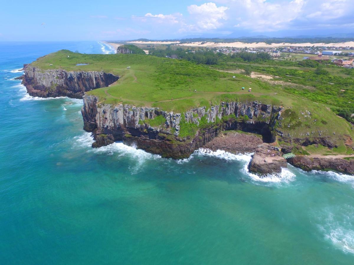 KITNET 01 em TORRES-RS - MELHOR CUSTO BENEFICIO na mais bela praia Gaúcha - cozinha - banheiro - ar condicionado - Smart TV 32' Android Apps Youtube - Netflix - Prime Vídeo e Wi-Fi - Estacionamento - Acomoda até 4 pessoas - Anfitriã Superhost no BnB Exterior foto
