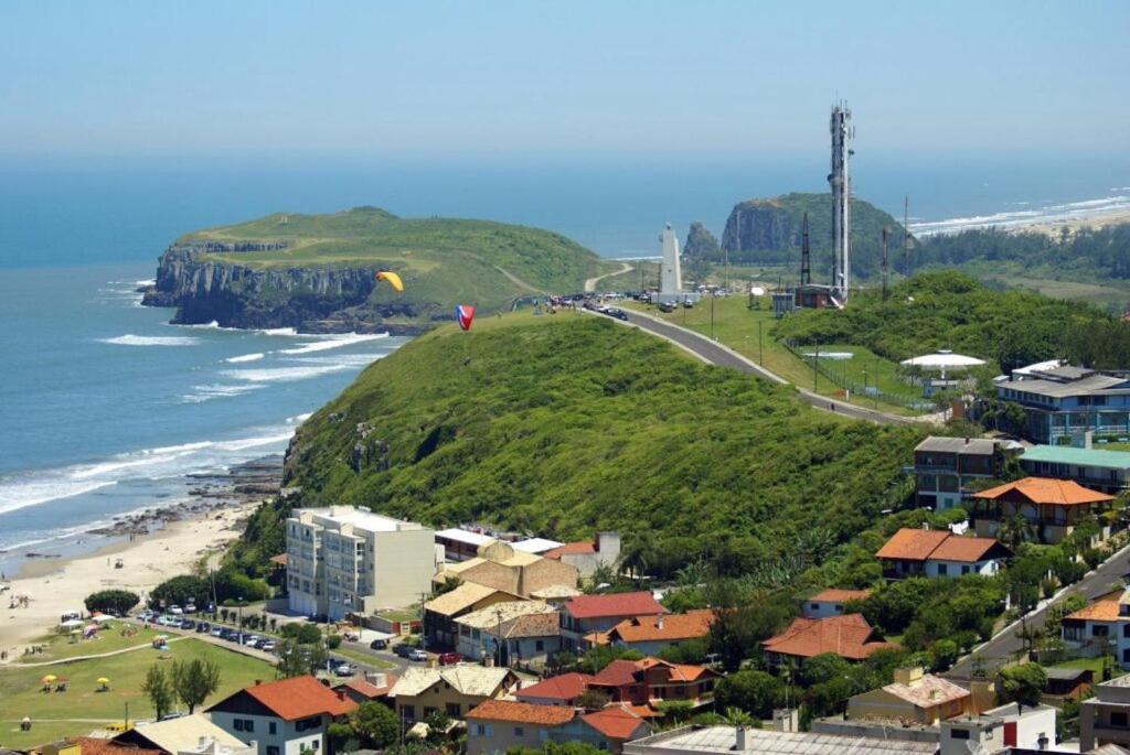 KITNET 01 em TORRES-RS - MELHOR CUSTO BENEFICIO na mais bela praia Gaúcha - cozinha - banheiro - ar condicionado - Smart TV 32' Android Apps Youtube - Netflix - Prime Vídeo e Wi-Fi - Estacionamento - Acomoda até 4 pessoas - Anfitriã Superhost no BnB Exterior foto