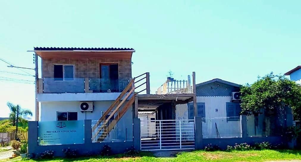 KITNET 01 em TORRES-RS - MELHOR CUSTO BENEFICIO na mais bela praia Gaúcha - cozinha - banheiro - ar condicionado - Smart TV 32' Android Apps Youtube - Netflix - Prime Vídeo e Wi-Fi - Estacionamento - Acomoda até 4 pessoas - Anfitriã Superhost no BnB Exterior foto