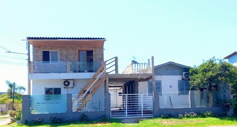 KITNET 01 em TORRES-RS - MELHOR CUSTO BENEFICIO na mais bela praia Gaúcha - cozinha - banheiro - ar condicionado - Smart TV 32' Android Apps Youtube - Netflix - Prime Vídeo e Wi-Fi - Estacionamento - Acomoda até 4 pessoas - Anfitriã Superhost no BnB Exterior foto