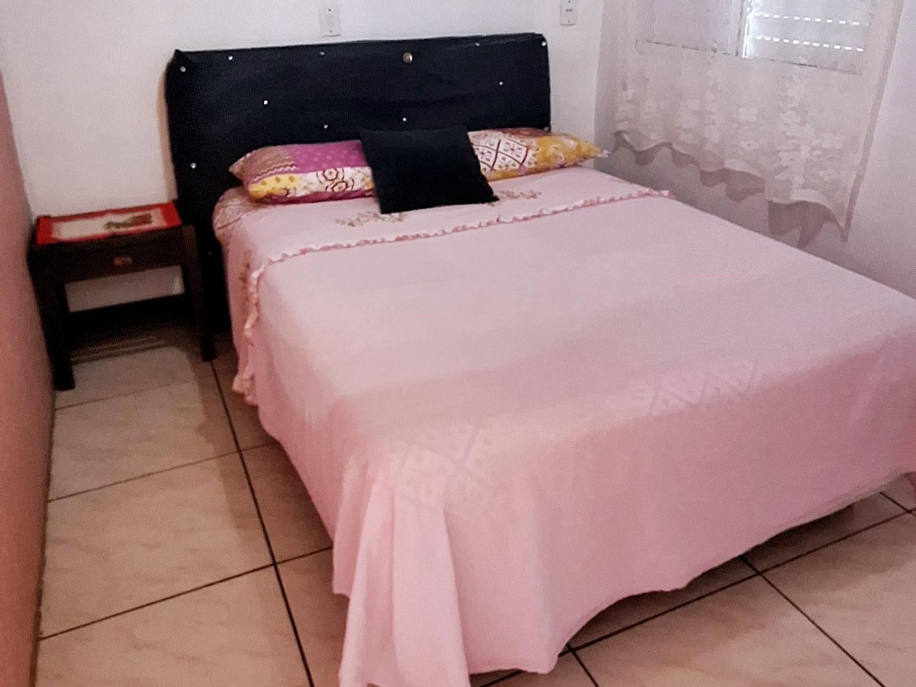 KITNET 01 em TORRES-RS - MELHOR CUSTO BENEFICIO na mais bela praia Gaúcha - cozinha - banheiro - ar condicionado - Smart TV 32' Android Apps Youtube - Netflix - Prime Vídeo e Wi-Fi - Estacionamento - Acomoda até 4 pessoas - Anfitriã Superhost no BnB Exterior foto
