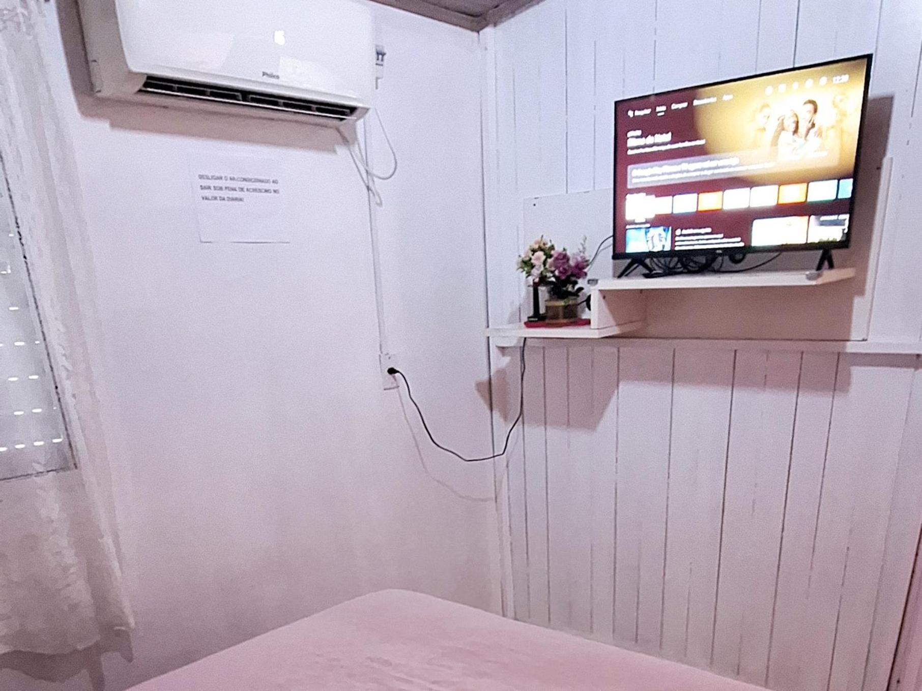 KITNET 01 em TORRES-RS - MELHOR CUSTO BENEFICIO na mais bela praia Gaúcha - cozinha - banheiro - ar condicionado - Smart TV 32' Android Apps Youtube - Netflix - Prime Vídeo e Wi-Fi - Estacionamento - Acomoda até 4 pessoas - Anfitriã Superhost no BnB Exterior foto
