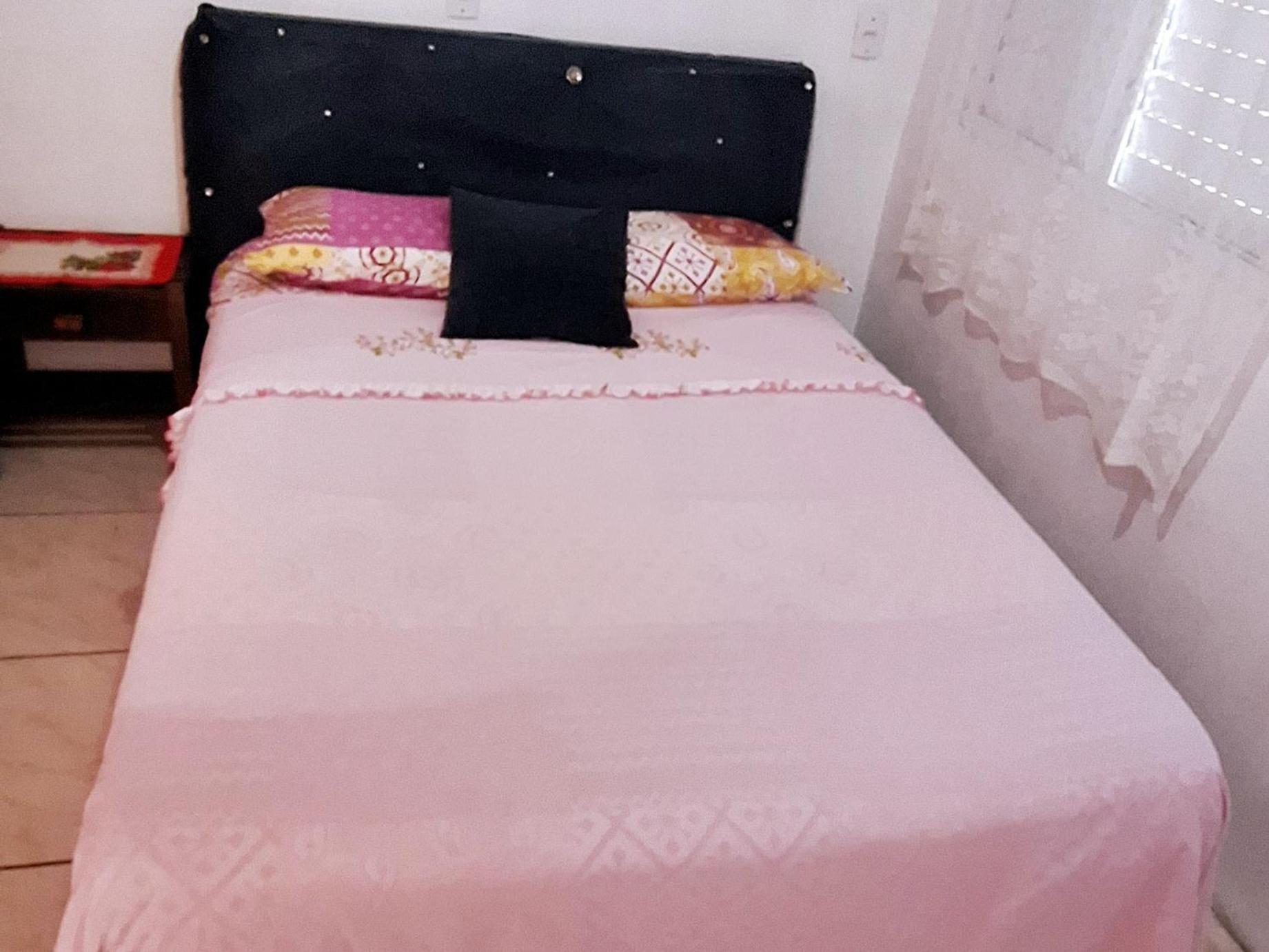 KITNET 01 em TORRES-RS - MELHOR CUSTO BENEFICIO na mais bela praia Gaúcha - cozinha - banheiro - ar condicionado - Smart TV 32' Android Apps Youtube - Netflix - Prime Vídeo e Wi-Fi - Estacionamento - Acomoda até 4 pessoas - Anfitriã Superhost no BnB Exterior foto